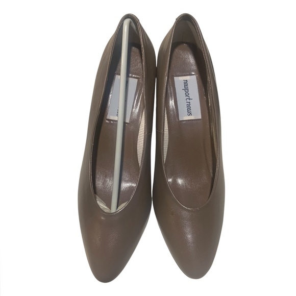 Newport News Brown Fine Leather Pumps 2.5” Heels Slip On Women’s Size 7 M - Picture 1 of 6
